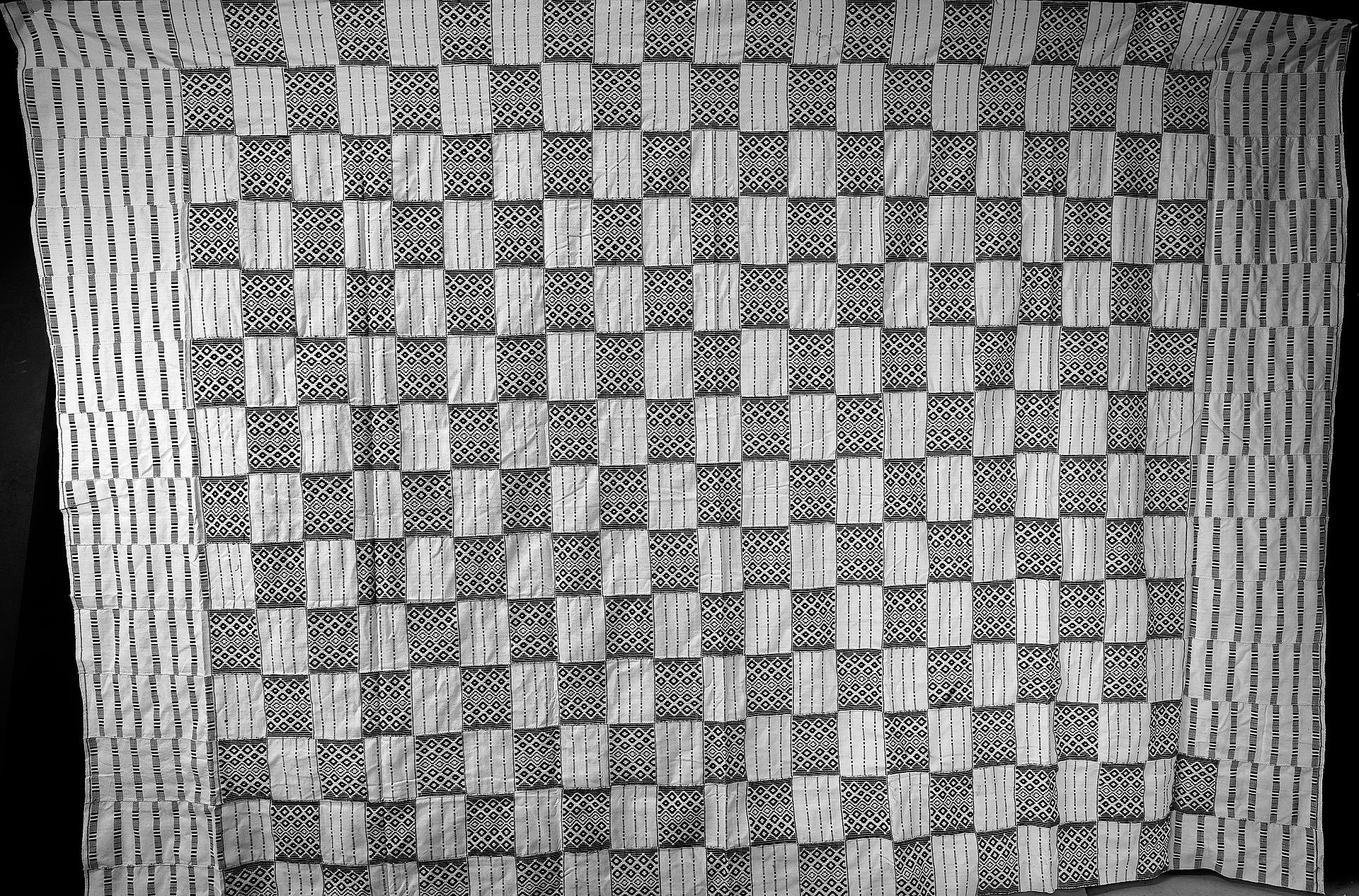 Black and white Kente cloth (10.07.1145) - Ethnic Design - Collection Reto  Zehnder