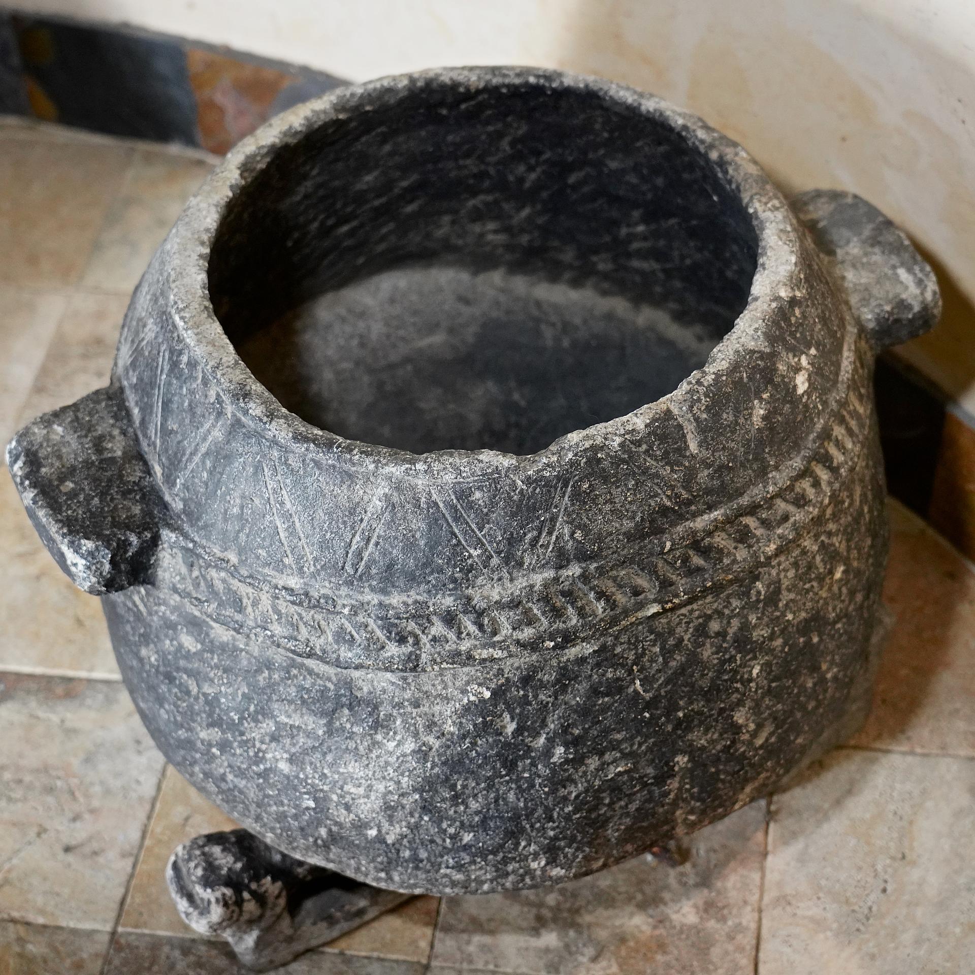 Small stone cooking pot (14.04.2032) - Ethnic Design - Collection Reto  Zehnder